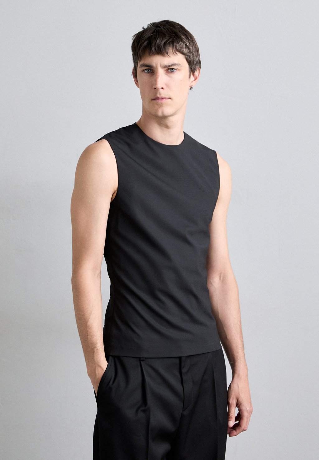 

Майка OFFICE ATTIRE CROPPED SUIT 032c, черный