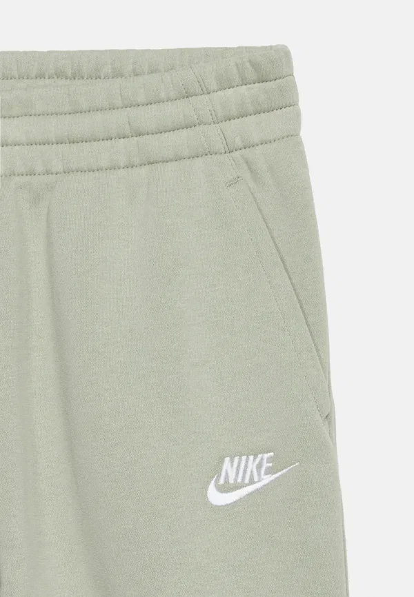 Спортивные штаны Nike Sportswear Club, цвет еловый туман/белый — фото 4