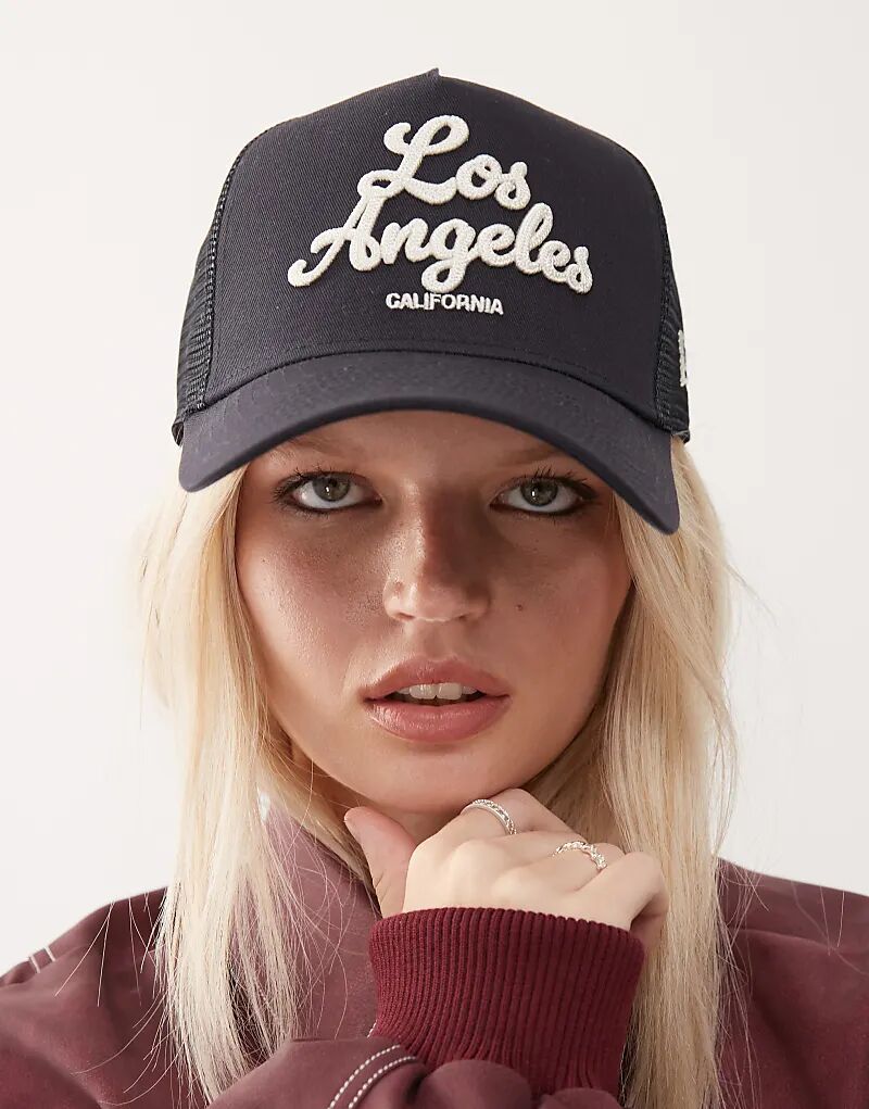 

Кепка дальнобойщика New Era женская LA из хлопка черного цвета