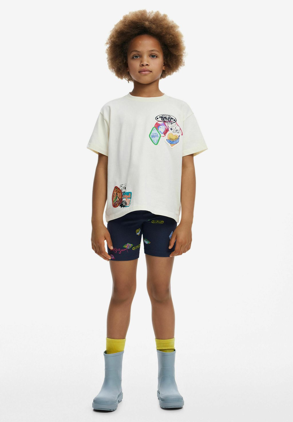 

Футболка с принтом WITH EMBROIDERED PATCHES Desigual, слоновая кость