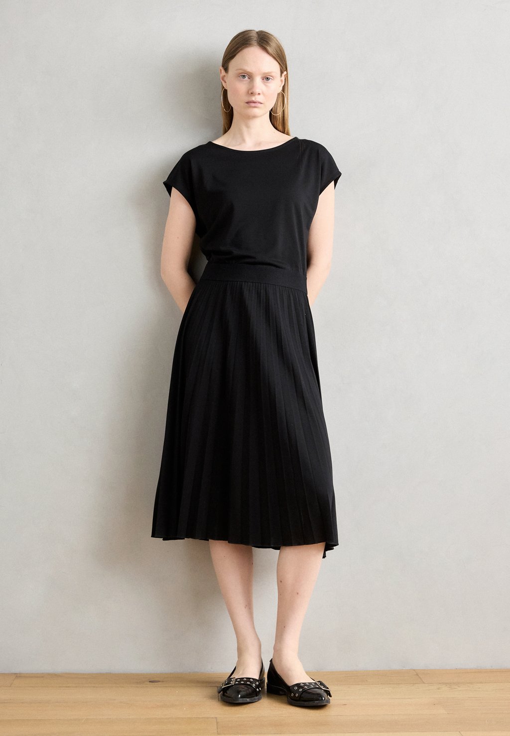 

Платье из джерси DRESS SHORT SLEEVE ROUND NECK PLISSÈE Marc O'Polo, черный