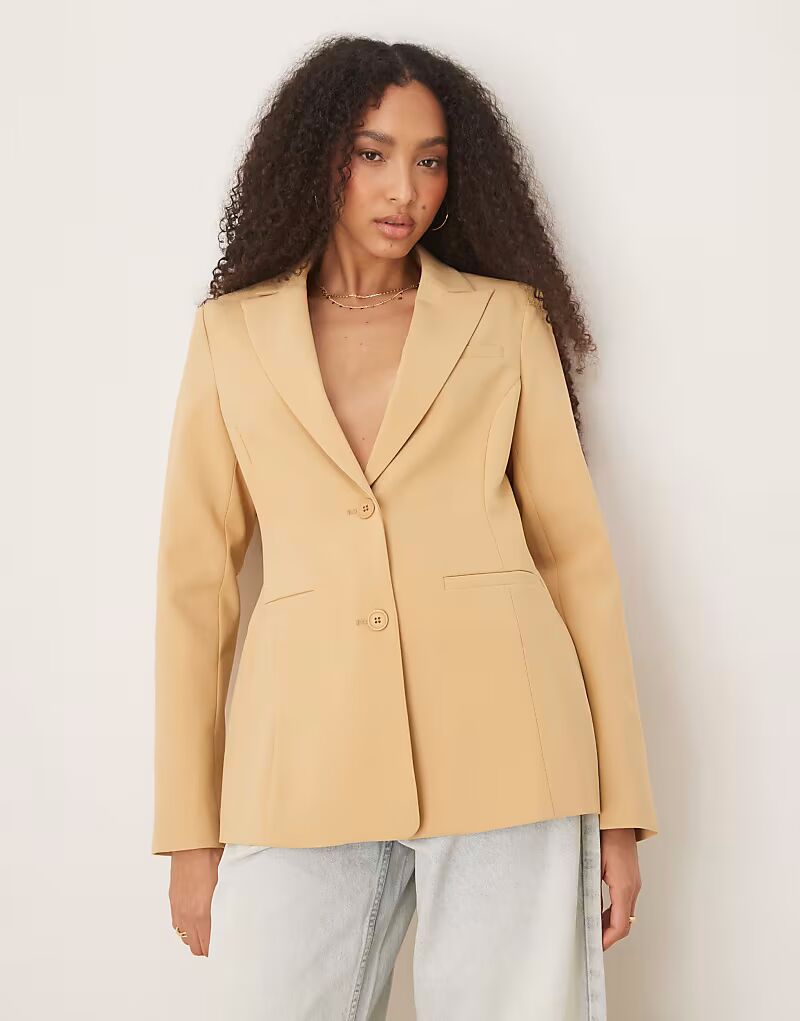 

Формованный блейзер на бедрах ASOS DESIGN карамельного цвета