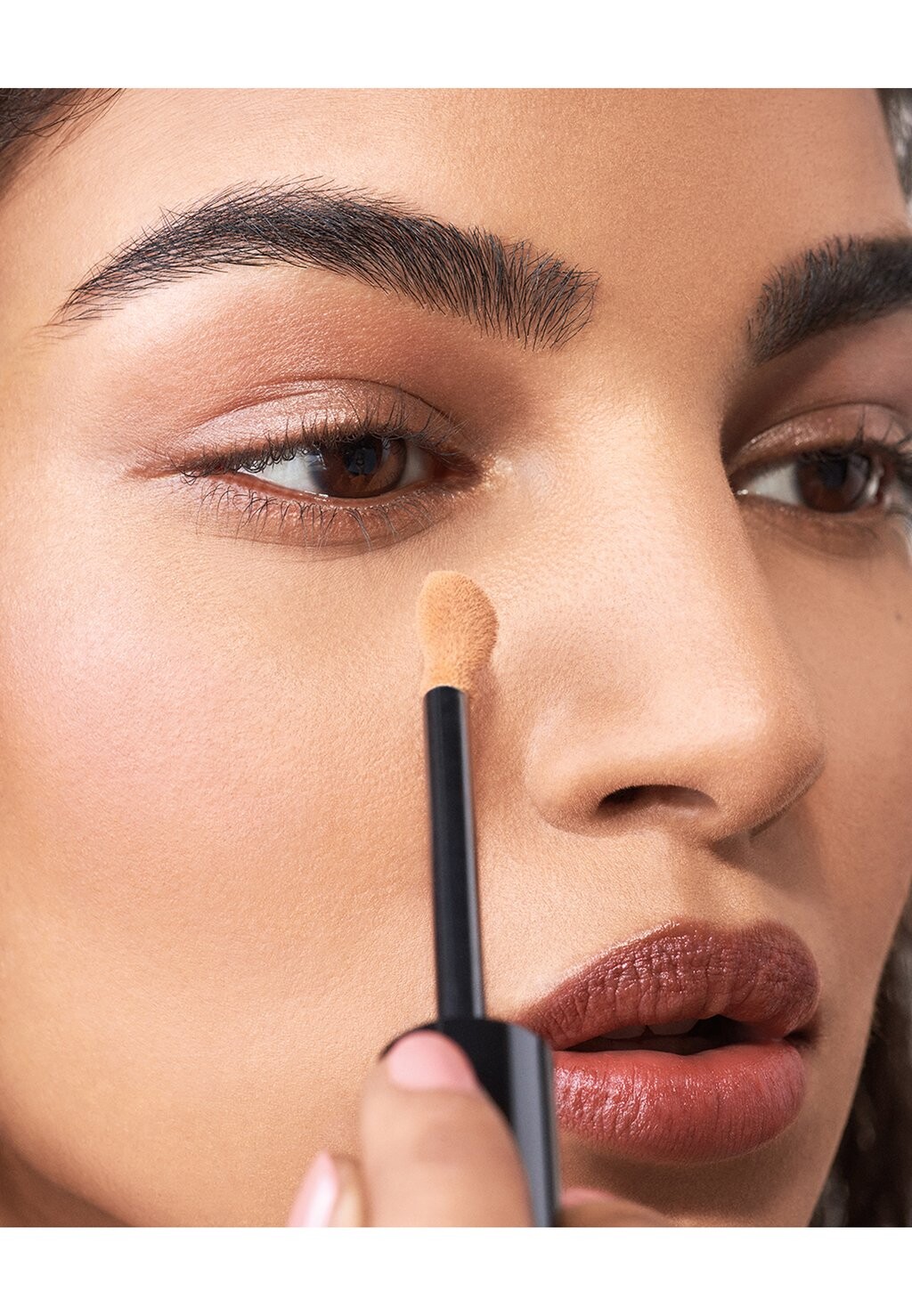 Консилер SKIN FULL COVER CONCEALER Bobbi Brown, цвет B67E5A Warm Natural — фото 3