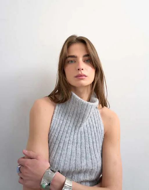 

Серый вязаный топ с глубоким вырезом и драпировкой Topshop