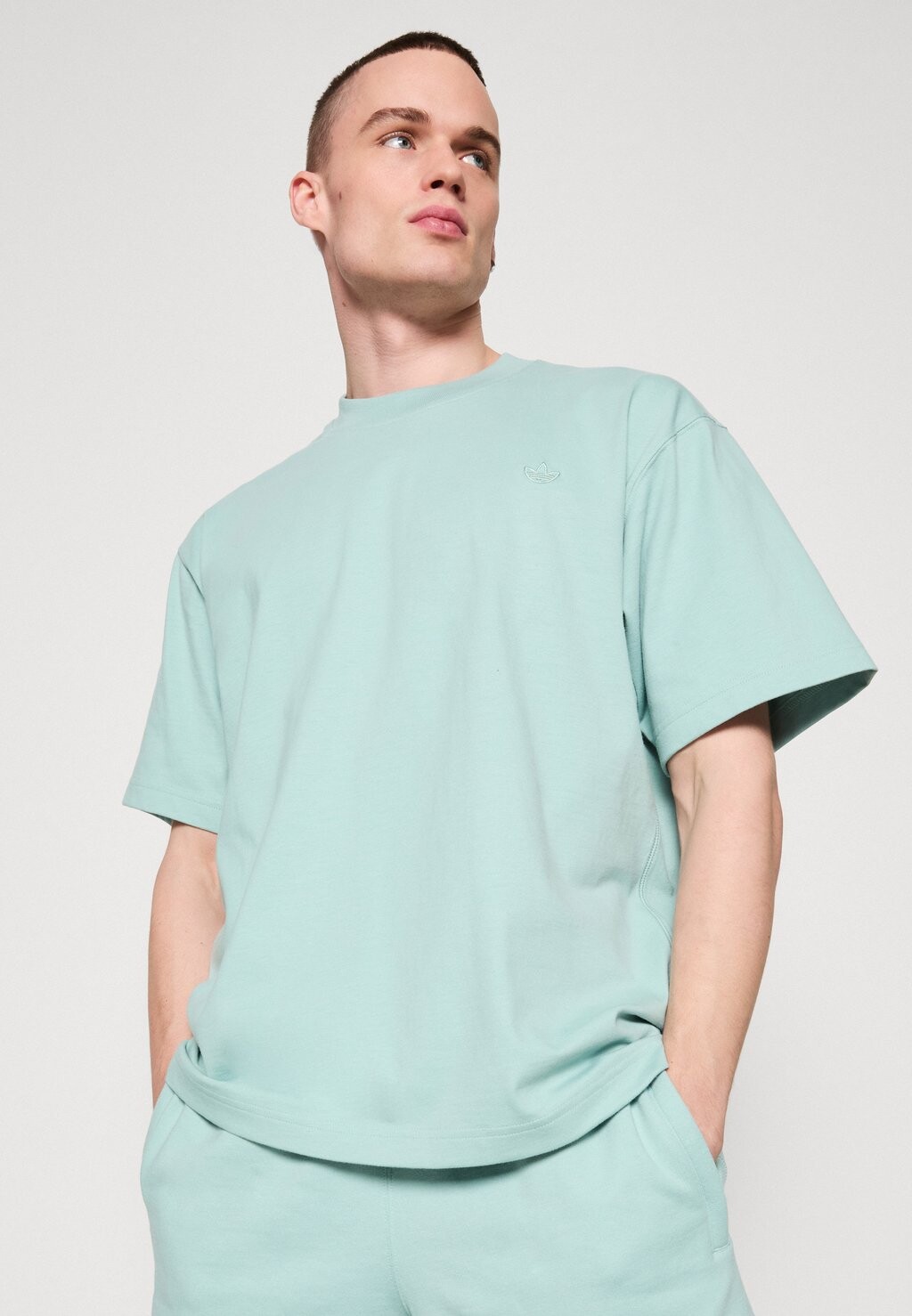

Базовая футболка Tee adidas Originals, дымчато-зеленый