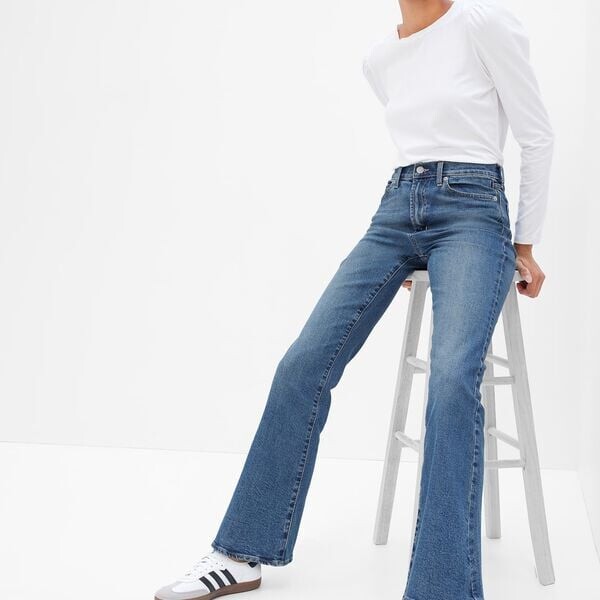 

Джинсы flare-fit с эффектом потертости Gap, синий