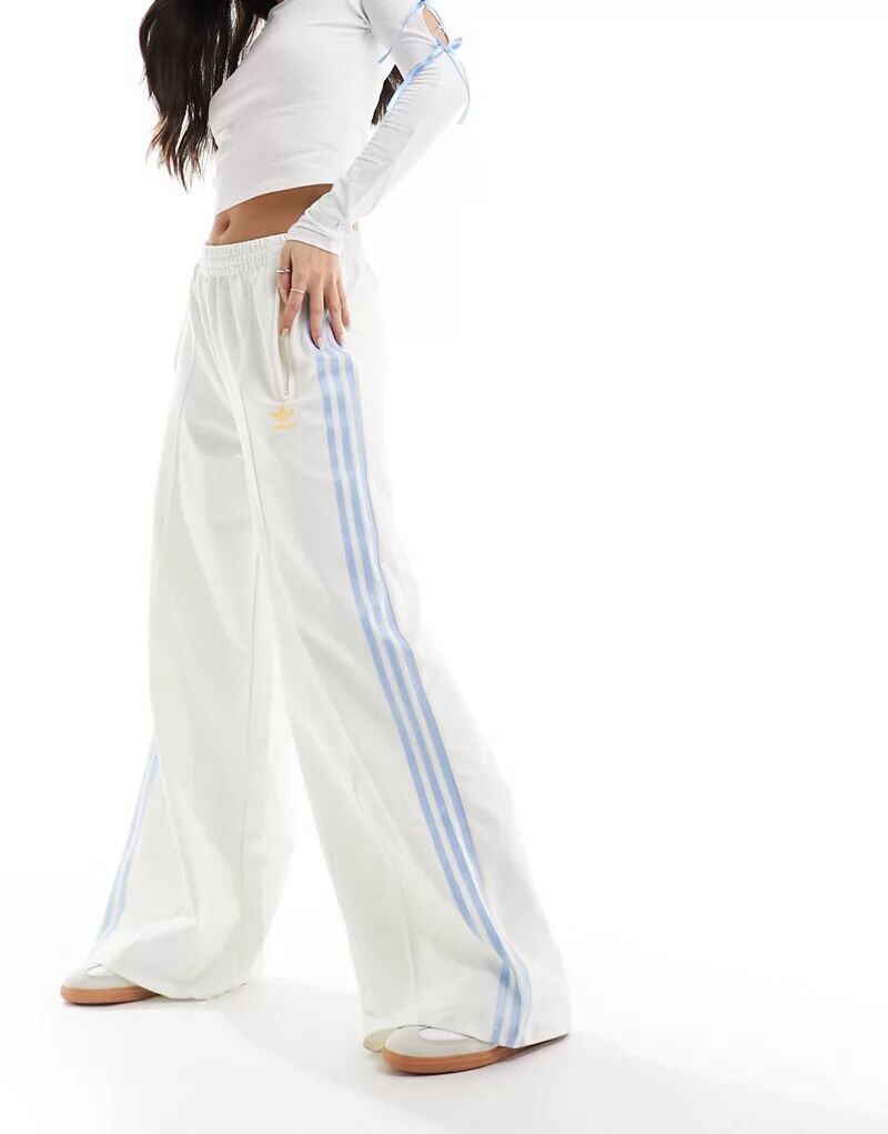 

Бело-синие спортивные брюки с тремя полосками adidas Originals