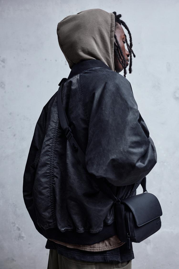 

Прорезиненная сумка через плечо с клапаном Pull And Bear, черный