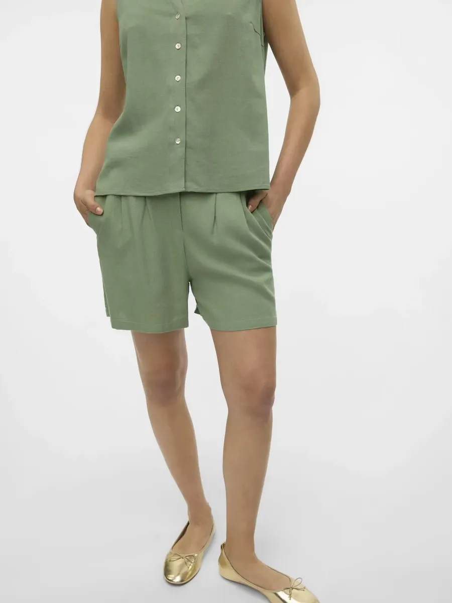 

Шорты Vero Moda "VMJESMILO HW SHORTS WVN GA NOOS", с льном, цвет Hedge Green