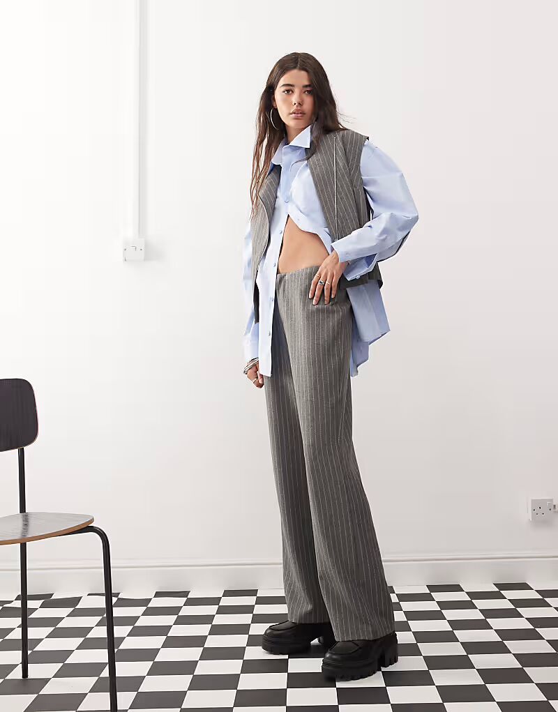 

Узкие брюки-клеш с низкой посадкой в тонкую полоску темно-серого цвета Collusion