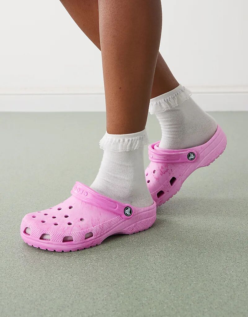 Классические мраморные сабо Crocs розового цвета