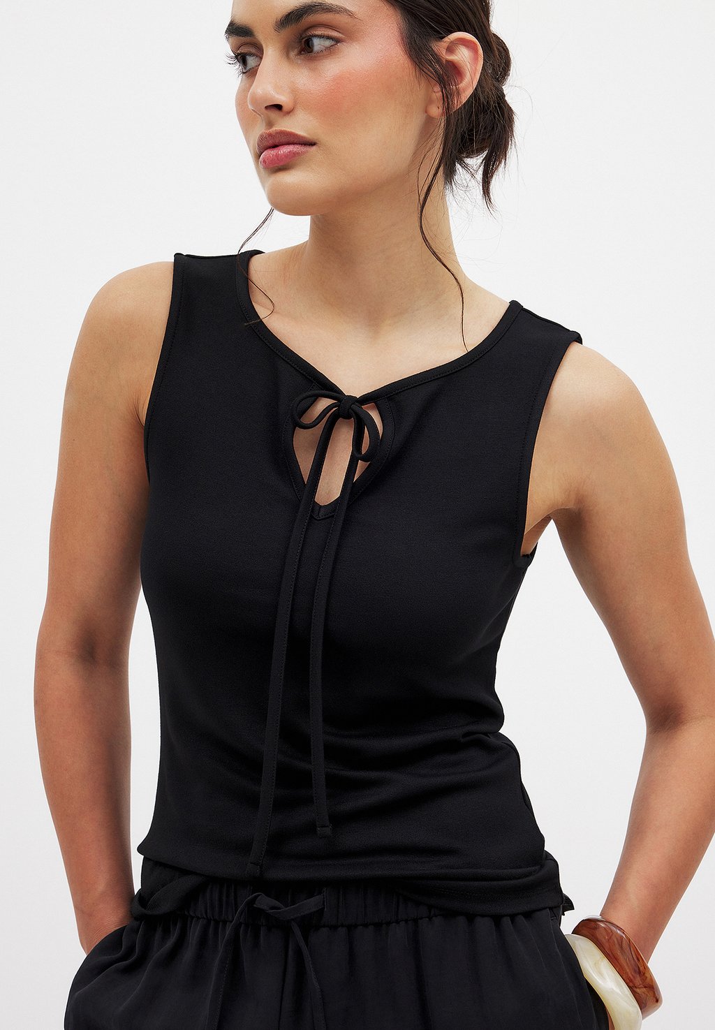 

Нижняя рубашка PUNTO TIE FRONT SINGLET NA-KD, черный