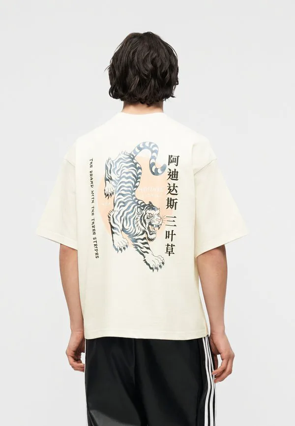 Футболка унисекс с принтом тигра Adidas Originals, Core White — фото 2