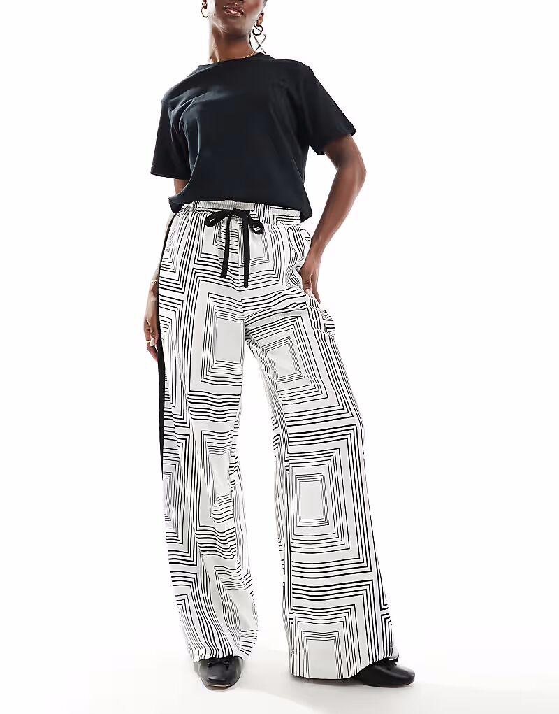 

Брюки ASOS DESIGN с контрастной вставкой в ​​геометрическом стиле с монохромным принтом