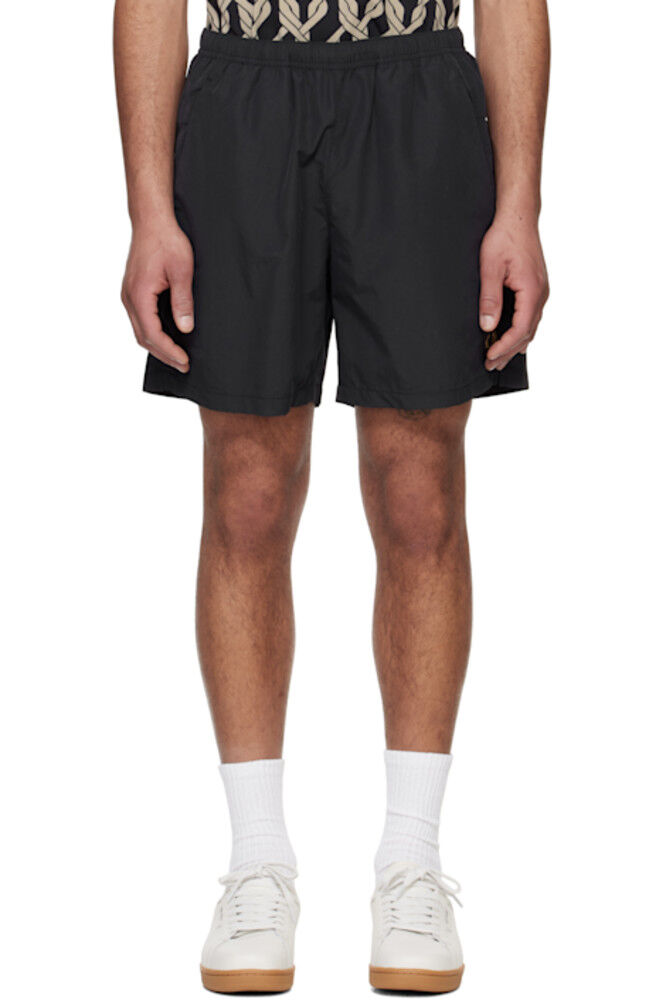 

Черные шорты на корте Fred Perry