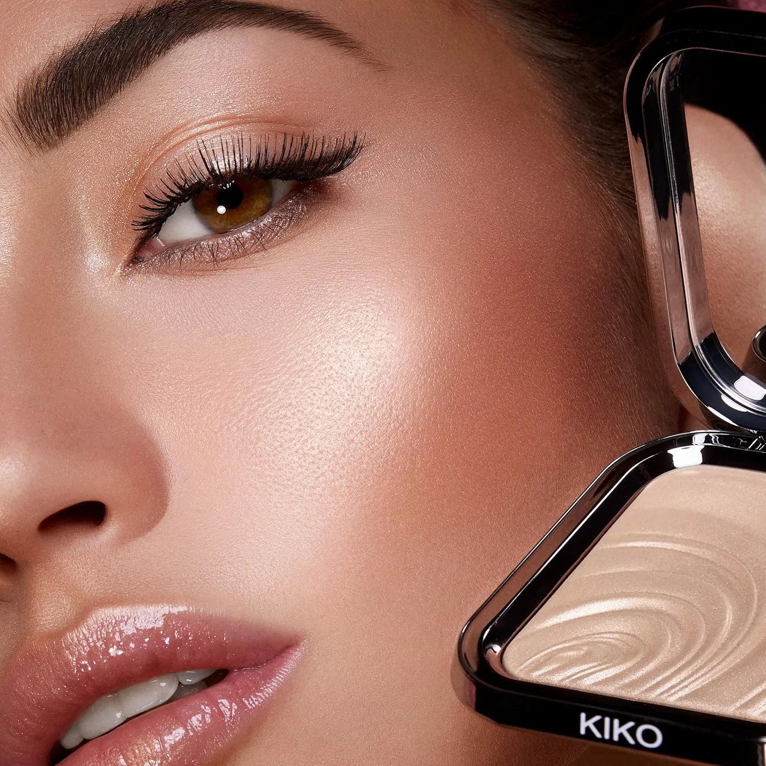 Пудровый хайлайтер для лица «Glow Fusion Intense Powder Highlighter 01» от KIKO Milano Kiko Milano, 01 Champagne — фото 4