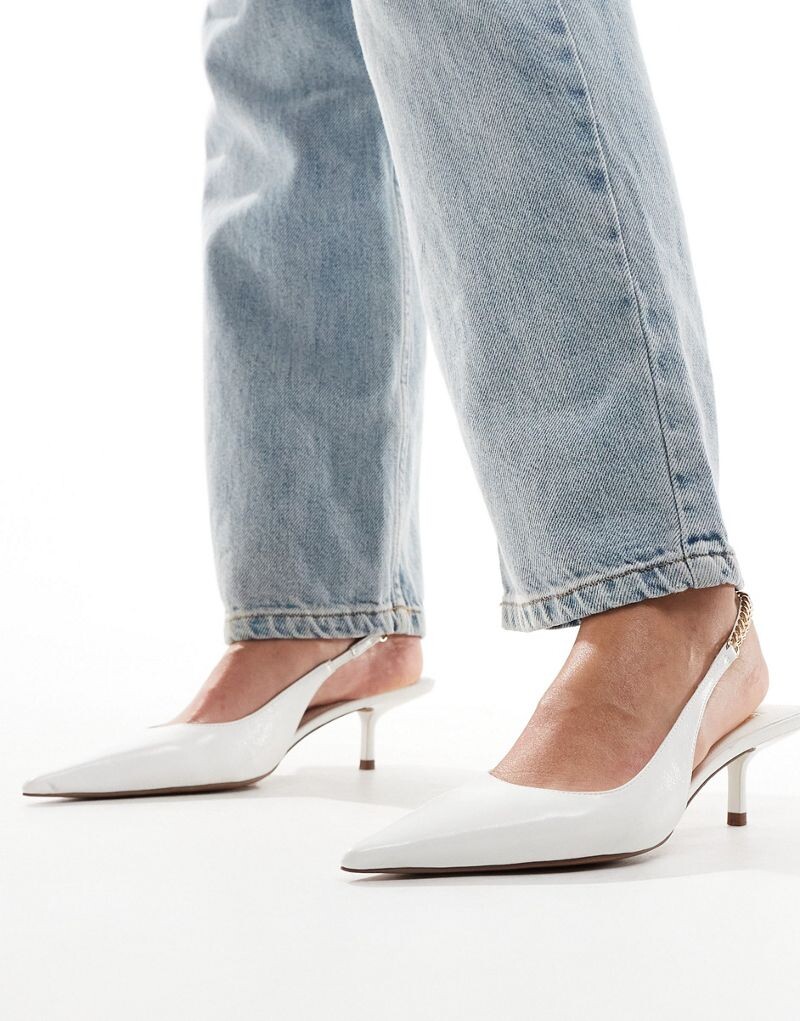 

Белые туфли на каблуке с цепочкой ASOS DESIGN Sharp