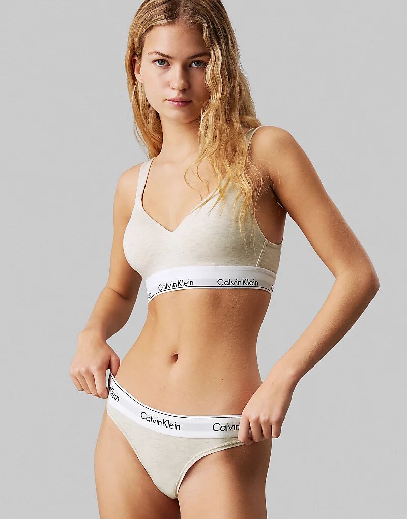 

Современные хлопковые стринги с логотипом в овсяном цвете Calvin Klein