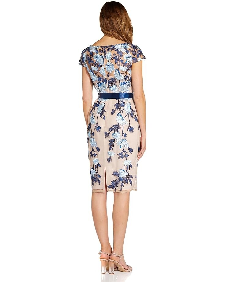 

Платье Adrianna Papell Short Sleeve Embroidered Sheath Dress with Ribbon Tie Waist, цвет Midnight Multi Nude