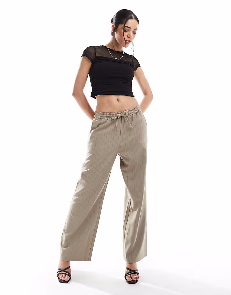 

Брюки в тонкую коричневую полоску Miss Selfridge