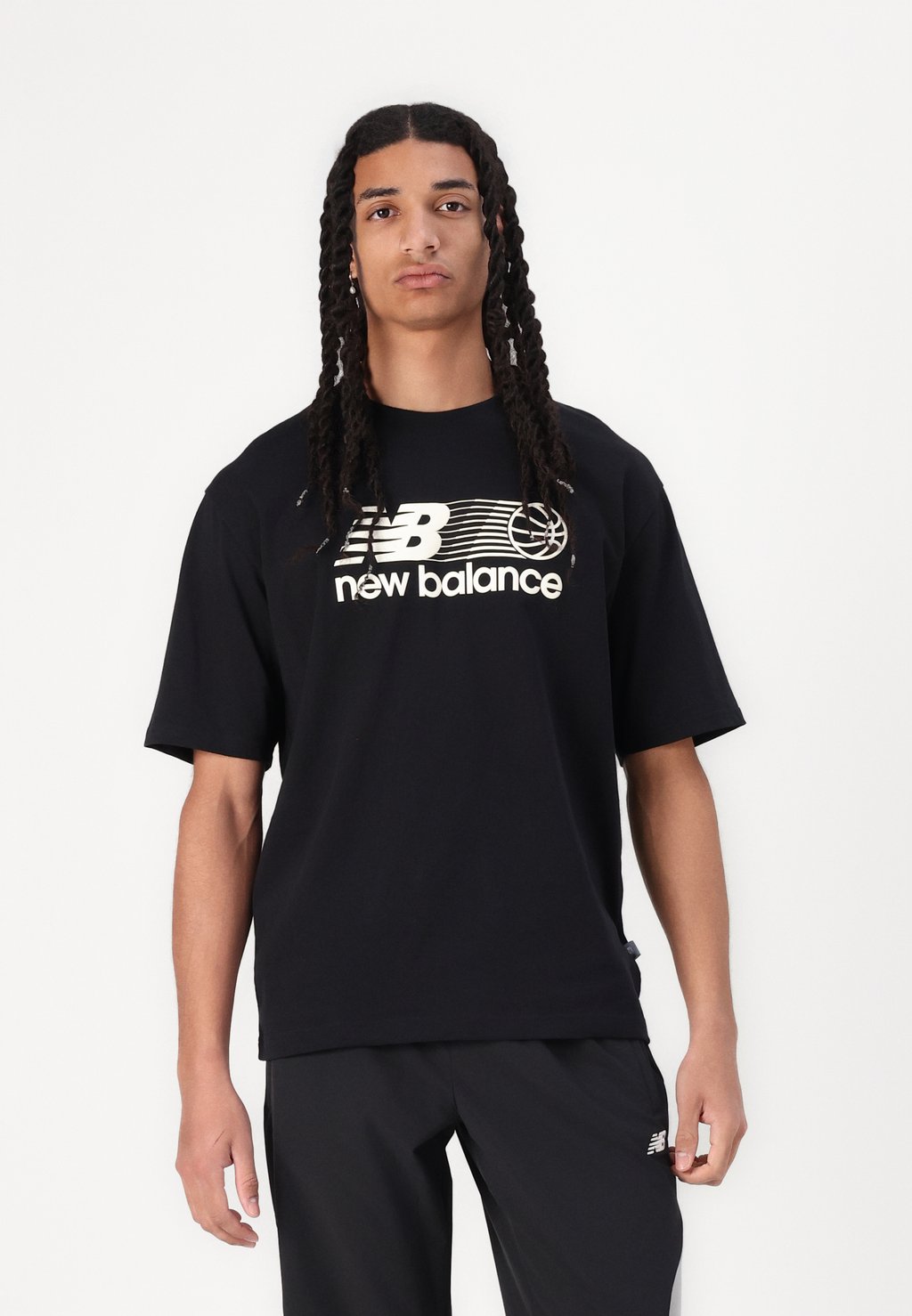 

Футболка с принтом HOOPS GRAPHIC New Balance, черный