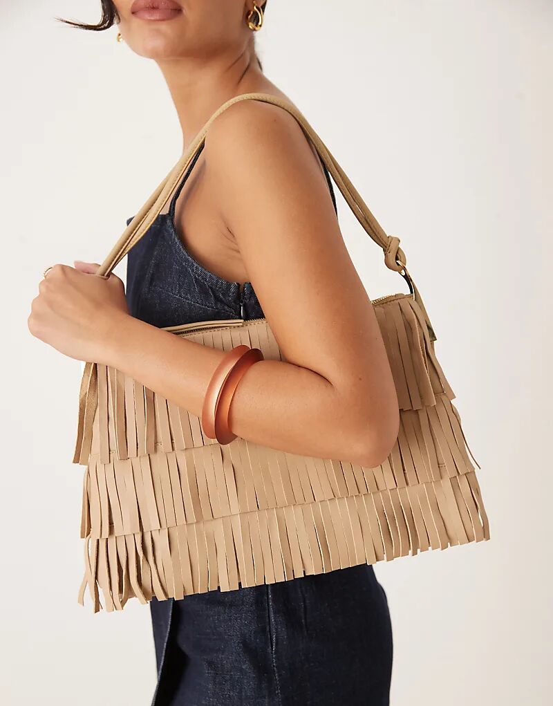 

Большая кожаная сумка Mango с бахромой и золотыми акцентами песочного цвета