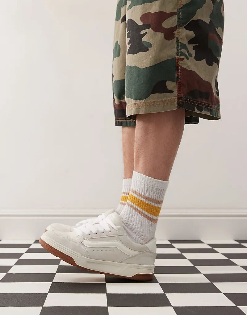 Массивные замшевые кеды Vans Hylane бежевого цвета — фото 3
