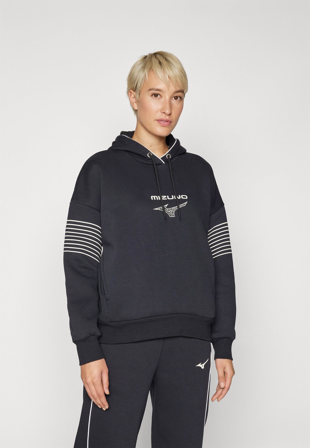 

Толстовка с капюшоном ATHLETICS HOODY Mizuno, черный