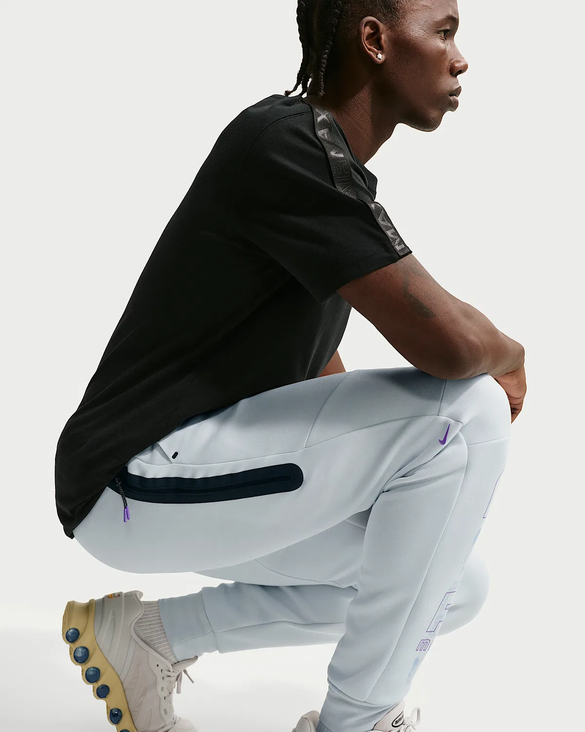Мужские флисовые джоггеры Nike Tech, Off White/Bright Violet — фото 4