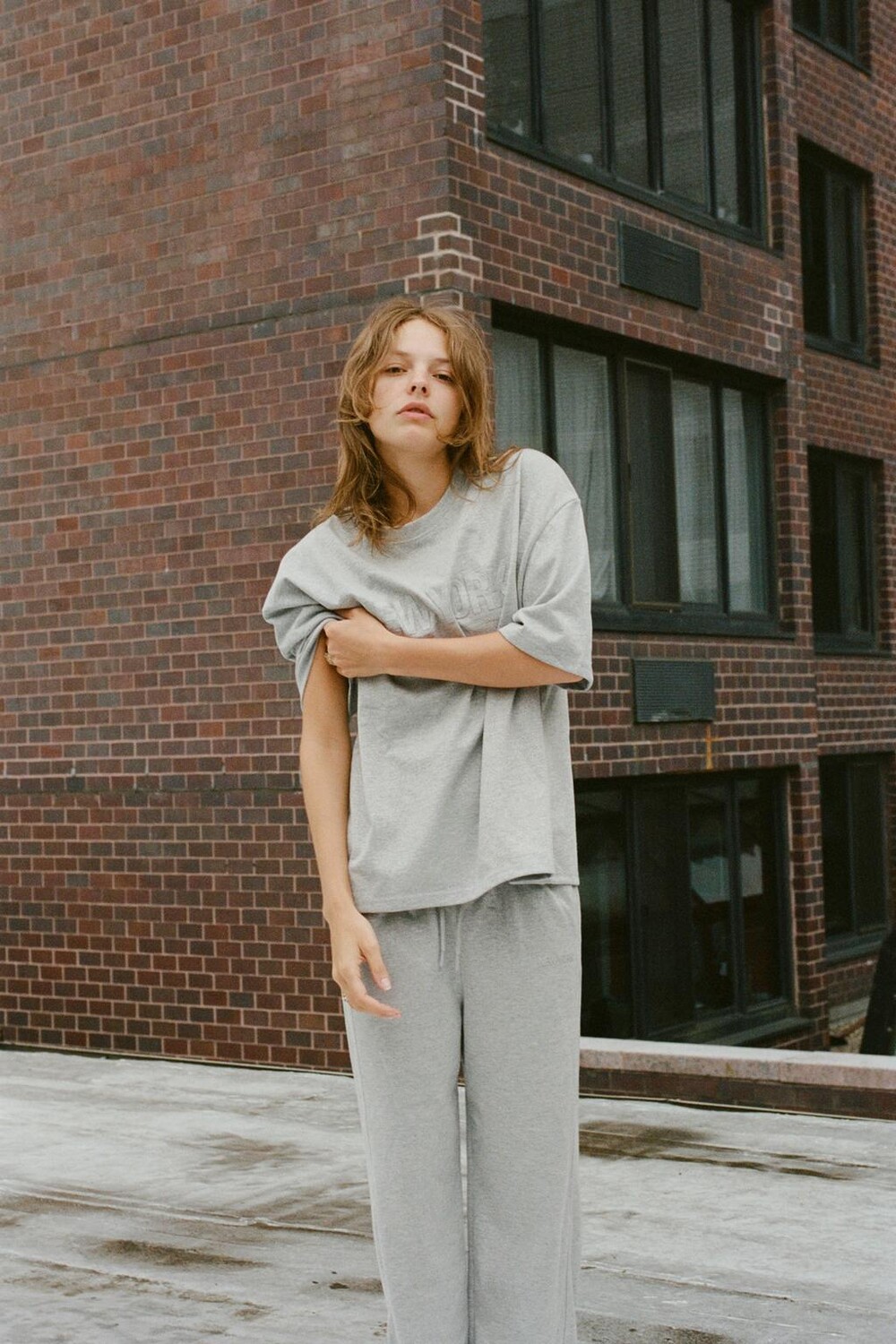 

Футболка с металлизированной нитью и слоганом ZARA, серебряный