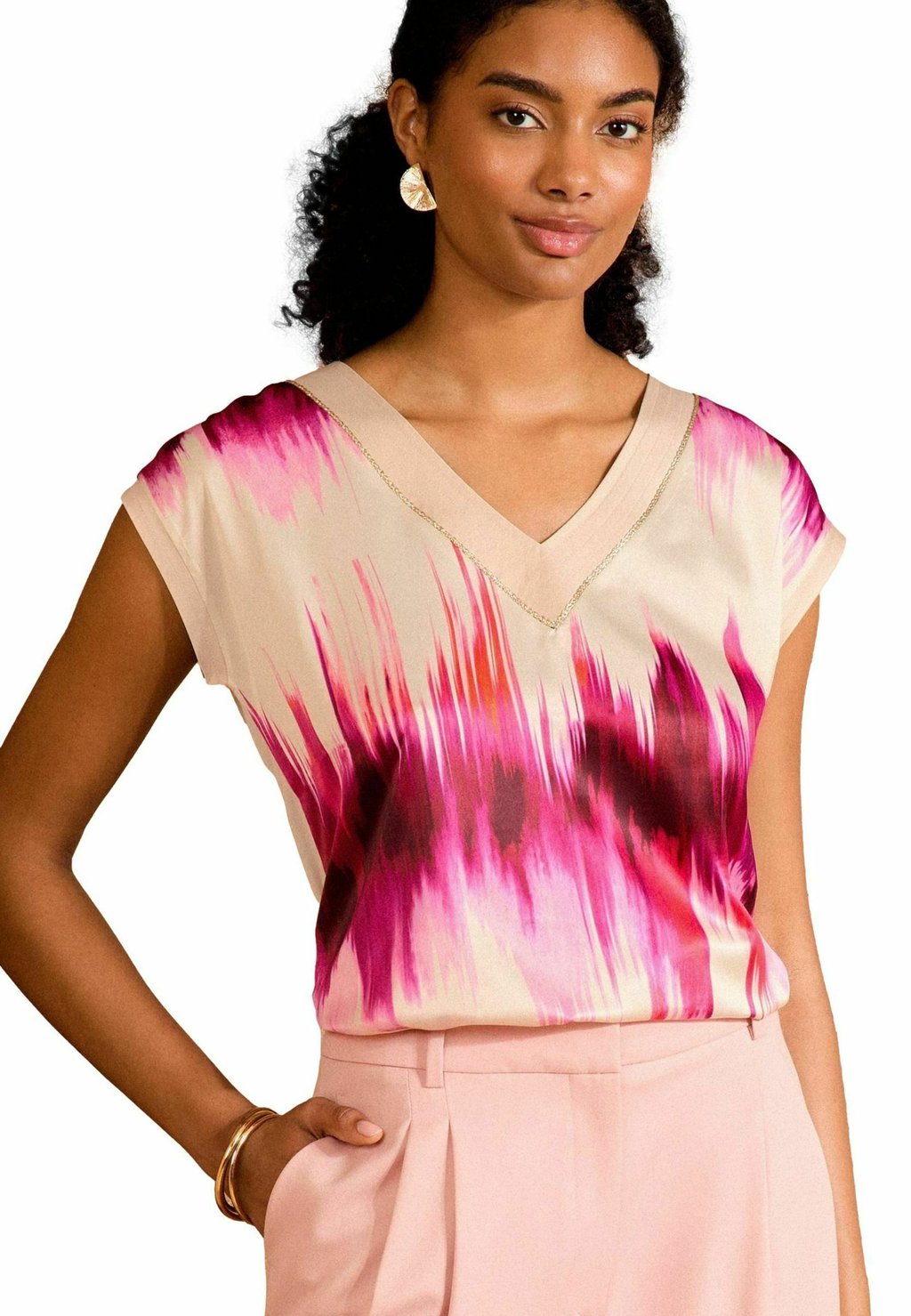 

Футболка с принтом REGULAR FIT - V-NECK Love & Roses, розовый