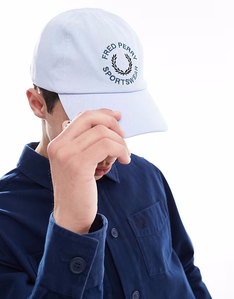 

Кепка Fred Perry с графическим принтом в спортивном стиле светло-голубого цвета