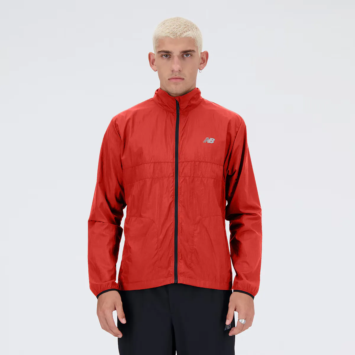 

Мужская легкая атлетическая упаковываемая куртка New Balance, красный