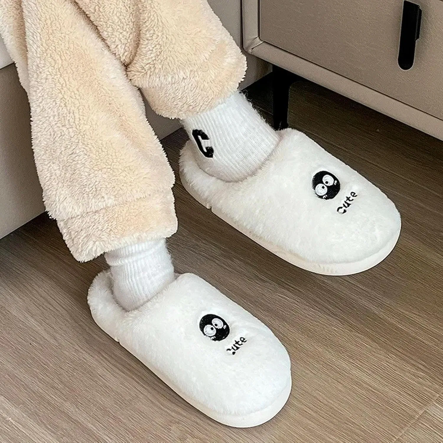 Мягкие зимние тапочки RINDE с толстой подошвой и хлопковой подошвой, A White Ball — фото 2