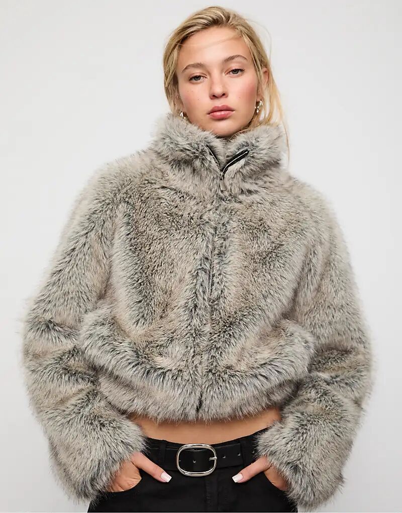 

Куртка Stradivarius из искусственного меха с высоким воротником темно-серого цвета