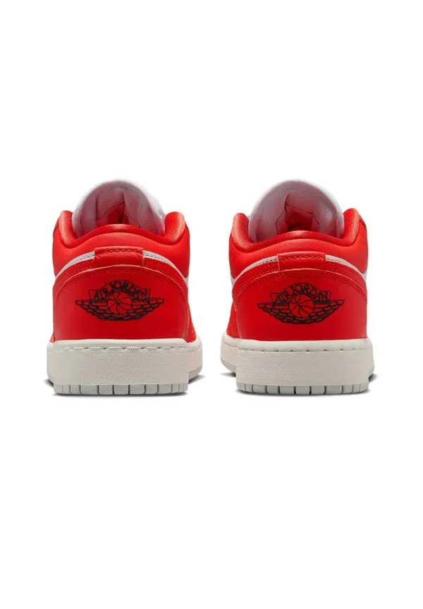 Детские кроссовки jordan air jordan 1 low se Jordan, Pure Platinum Summit White Black Chile Red — фото 4