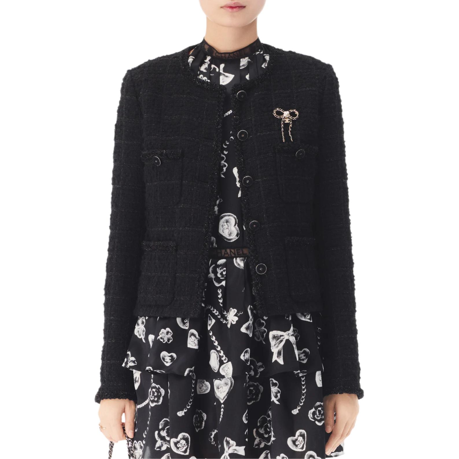 

Chanel Куртки женские, черные, в умеренном стиле