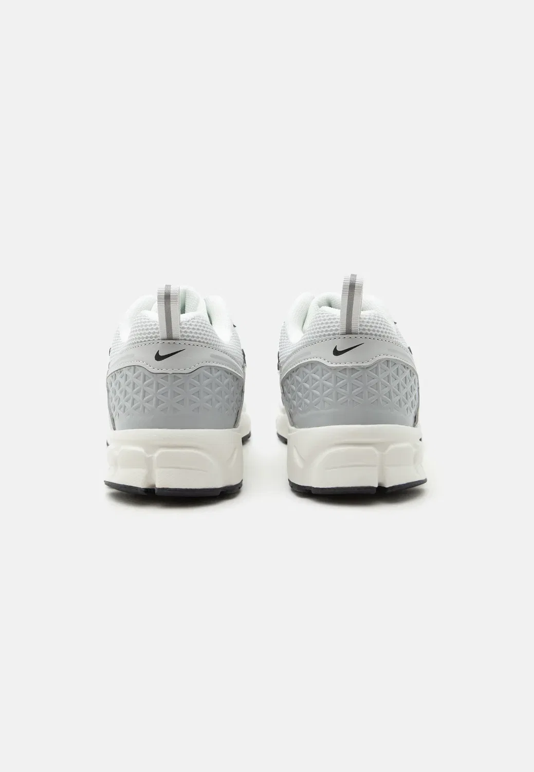 Кроссовки Vomero 5 lace унисекс Nike Sportswear, Photon Dust/Chrome/Gridiron/Sail/Metallic Platinum-Coloured — фото 3