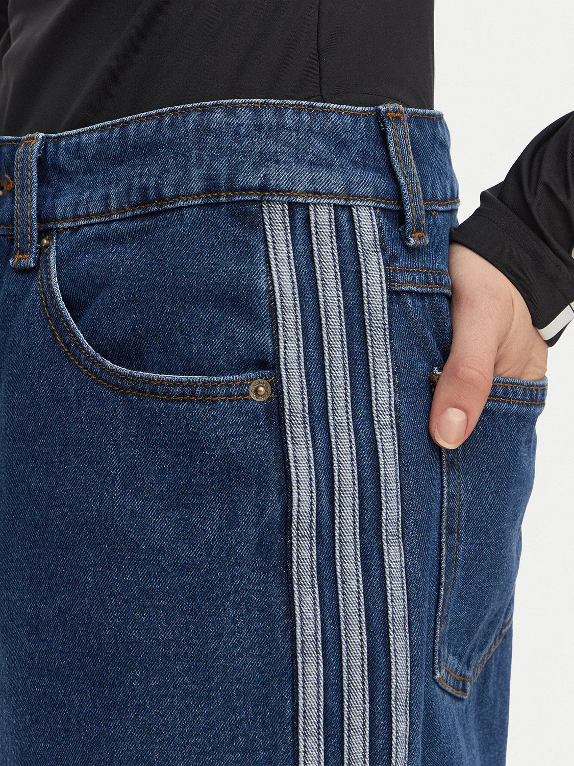 Женские джинсовые шорты оверсайз Firebird Jorts Adidas, синий — фото 4