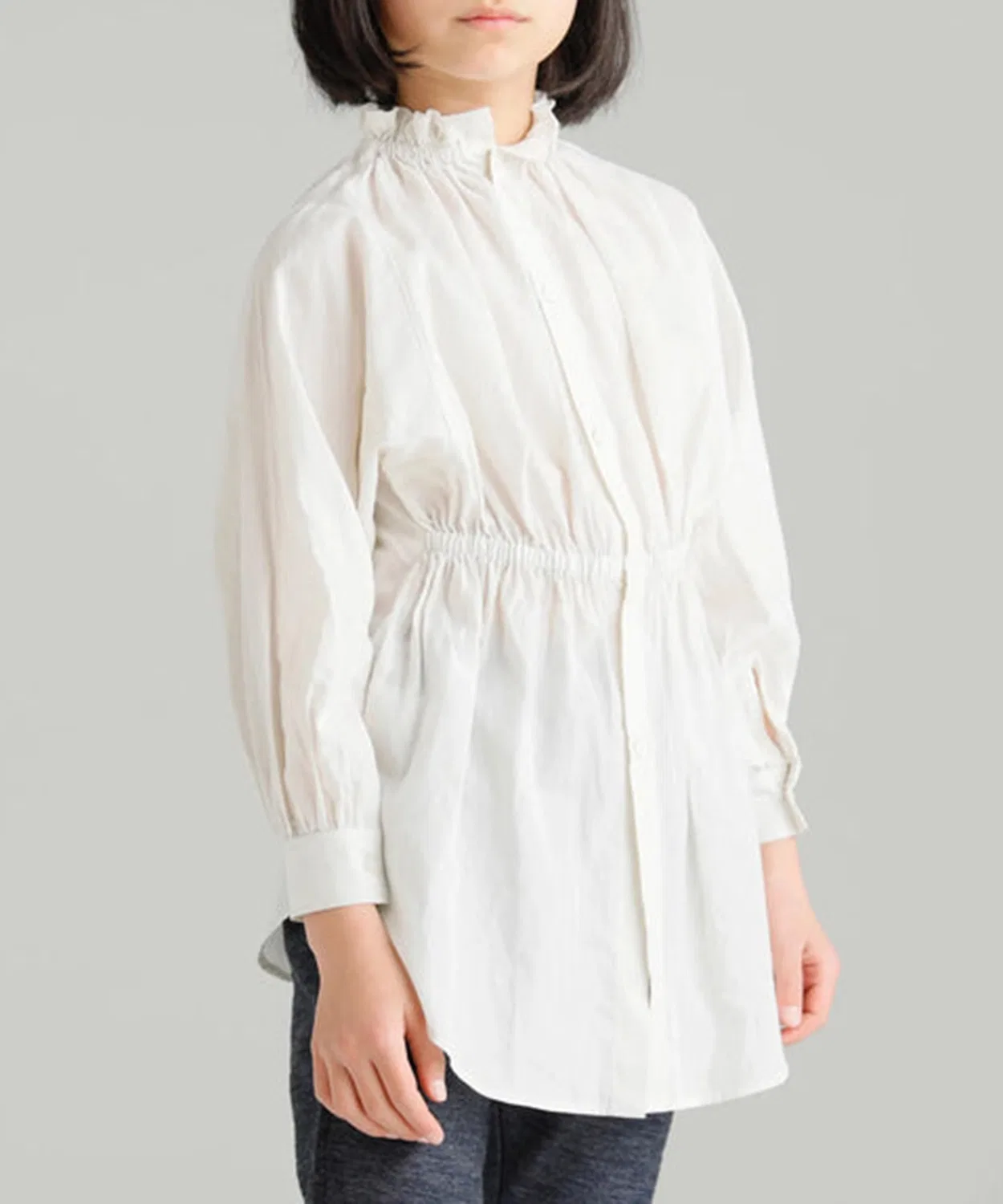 Детская блуза с длинным рукавом с воротником-рюшем, модель 2WAY FRILL BLOUSE ARCH & LINE, Ivory — фото 2