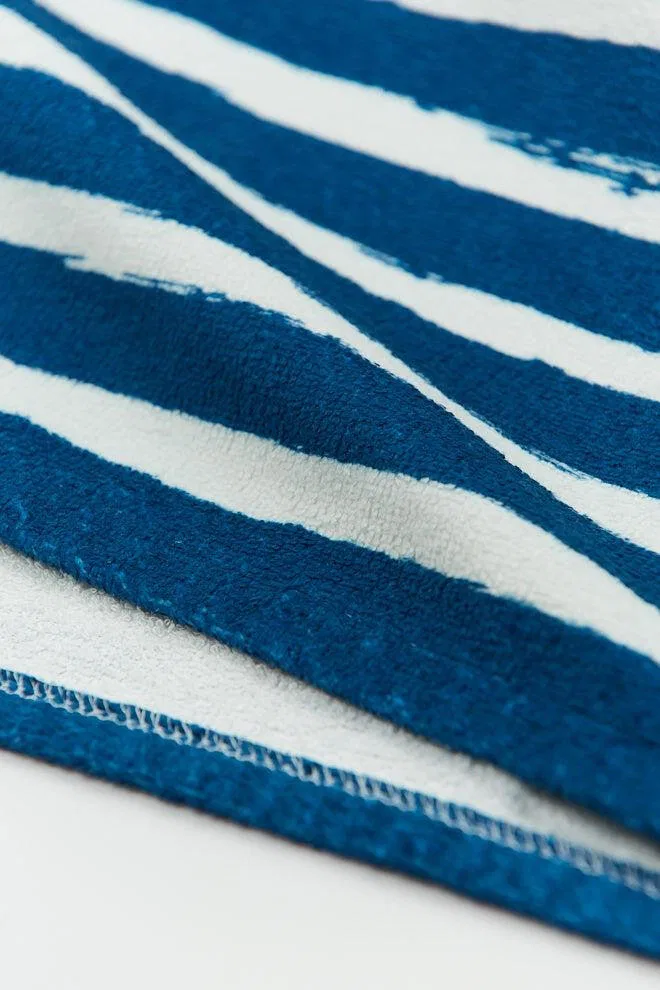 Детский пляжный пончо с принтом Teenie Sailor Stripes After Essentials, Blau — фото 3