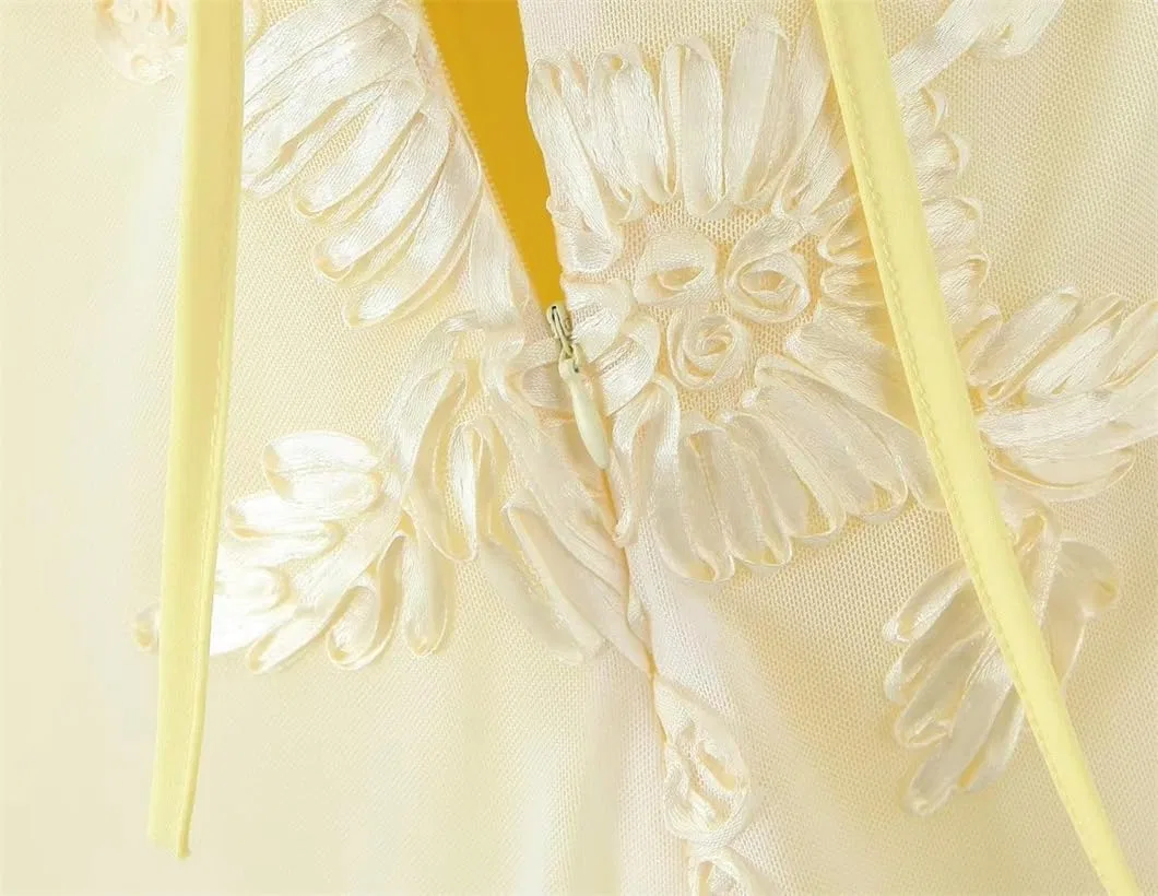 Женское мини-платье с цветочными аппликациями на бретелях, Yellow — фото 3