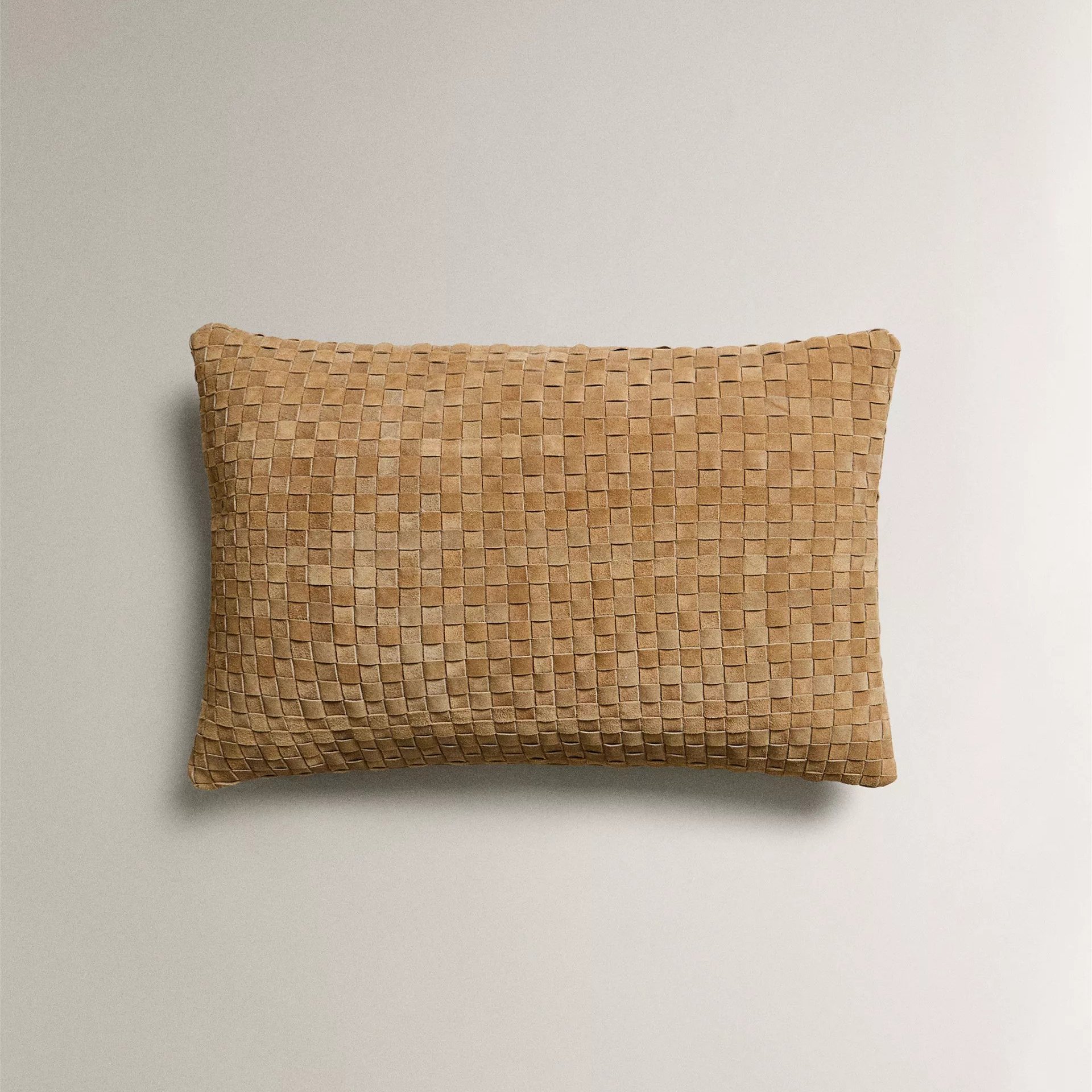 

Наволочка из коровьей кожи Zara Home, темно-бежевый