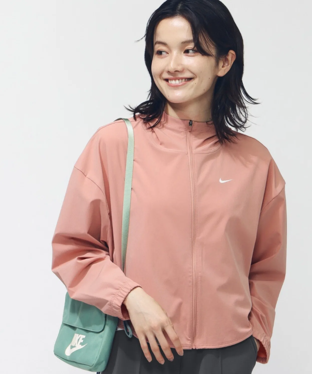 Женская куртка из полиэстера с капюшоном One DF Woven Jacket NIKE, Smokey Pink