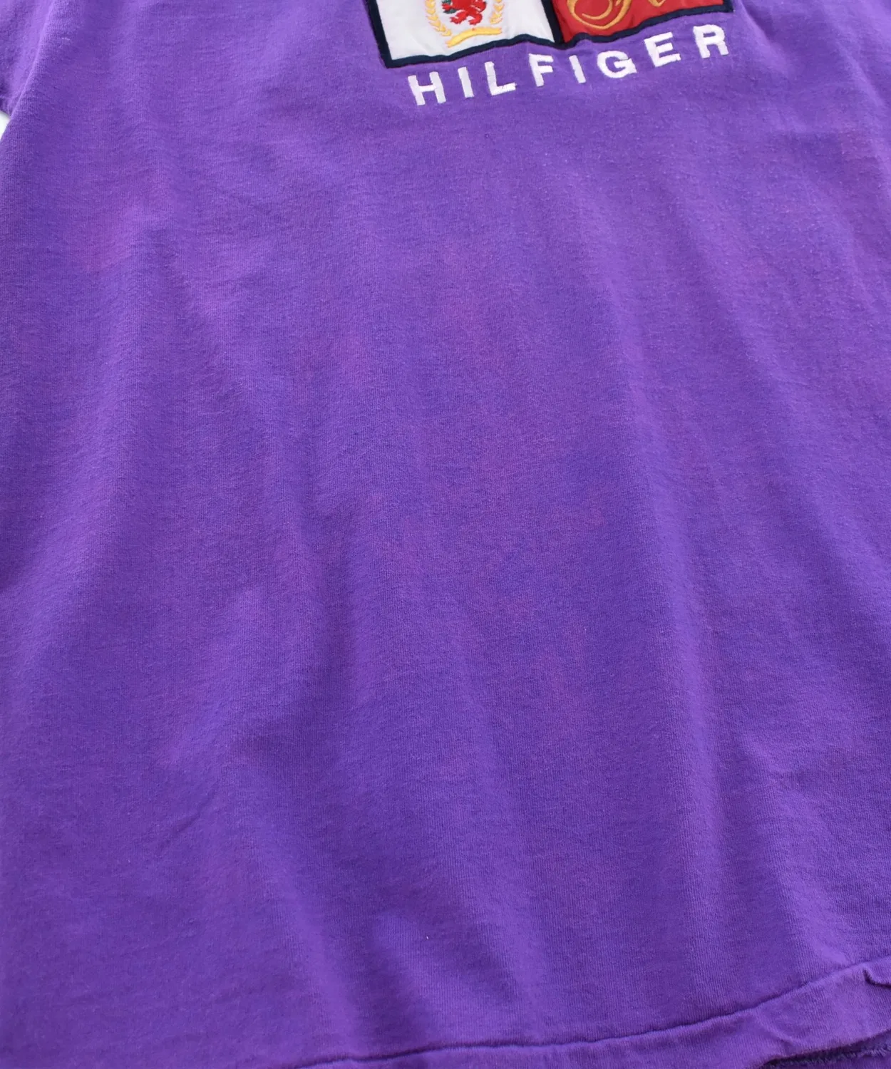 Винтажная футболка с вышивкой TOMMY HILFIGER, модель 90's Logo, Purple — фото 3