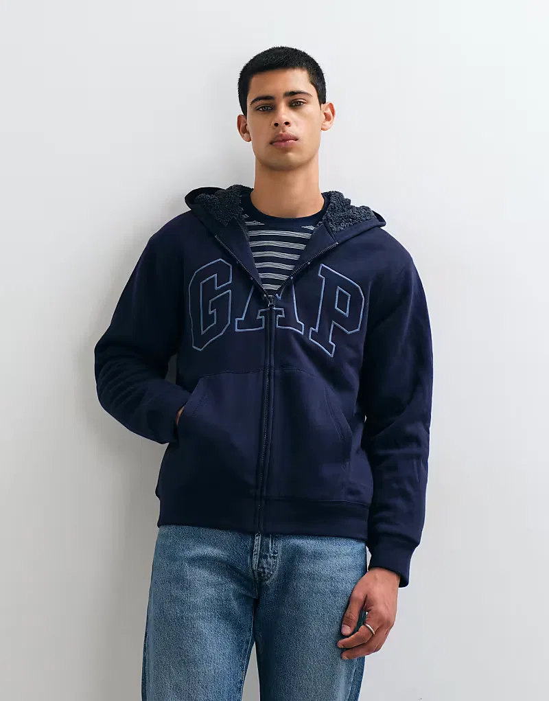 Толстовка GAP с логотипом на груди, подкладкой из искусственной овчины и застежкой-молнией, темно-синий — фото 3