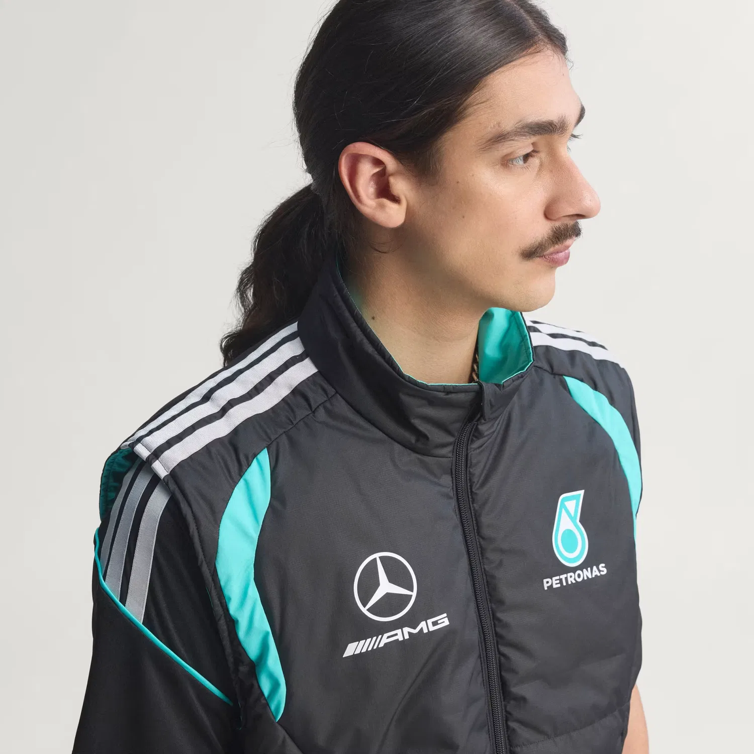 Мужской жилет с зональным утеплителем Mercedes-AMG Petronas Formula 1 Team Mechanics Adidas Performance, черный/серый — фото 3