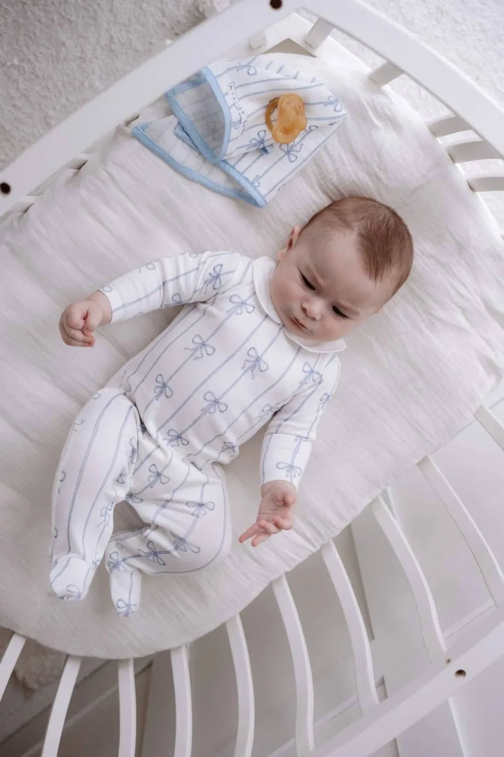 Детский боди-комбинезон с закрытыми ножками из хлопка Ribbon/blue Atelier Babbi, Ribbon/Blue