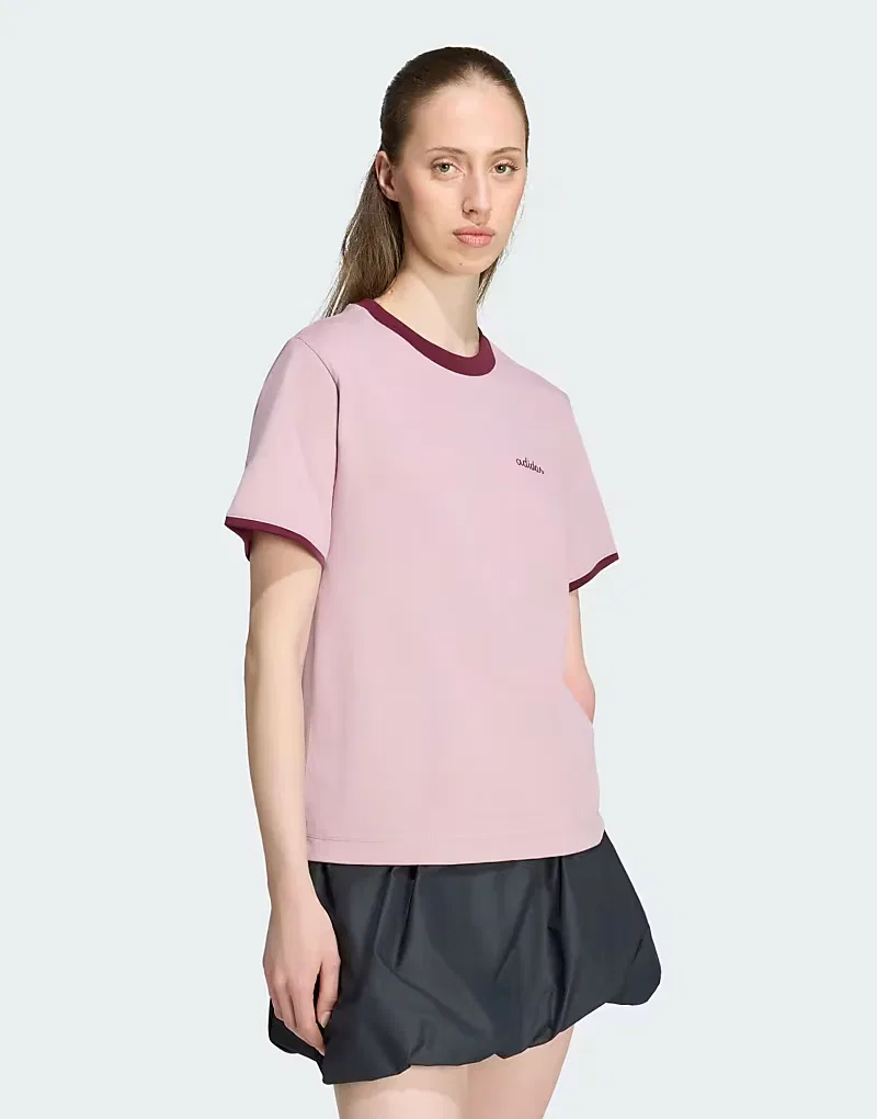Футболка Adidas performance Seasonal essentials с вышитым графическим принтом, волшебный сиреневый/бордовый