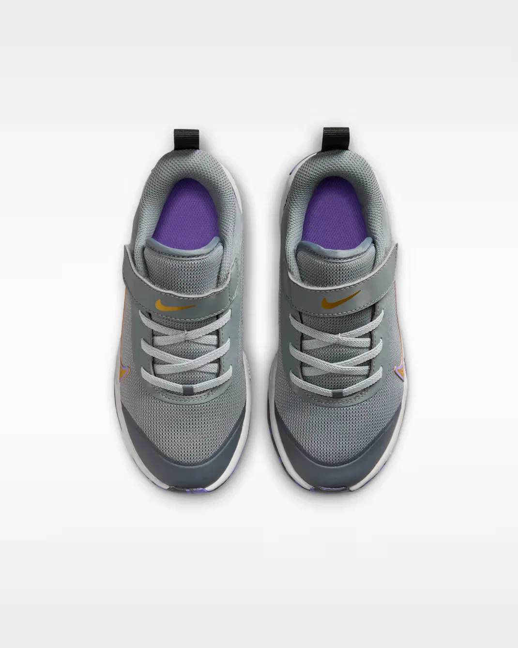 Детская обувь Nike Omni Multi-Court, Smoke Grey/Action Grape/Light Smoke Grey/Metallic Gold — фото 4